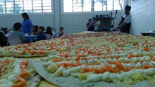 Uma pizza grande com muitos recheios