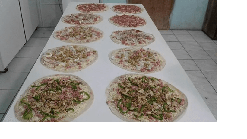 Uma mesa com um monte de pizzas em cima
