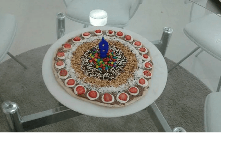 Uma pizza com uma vela em cima