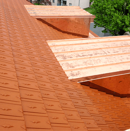 Une vue aérienne d'un toit où notre service de ferblanterie a été prodigué.