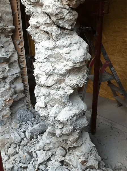 Un gros tas de pierres repose sur le sol