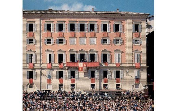 facciata di palazzo storico restaurata