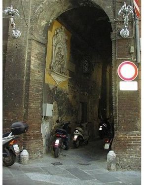 portico storico da restaurare