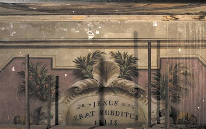 dettaglio parete dipinta da restaurare