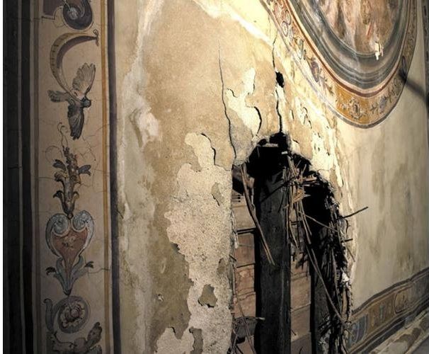 parete affrescata danneggiata da restaurare