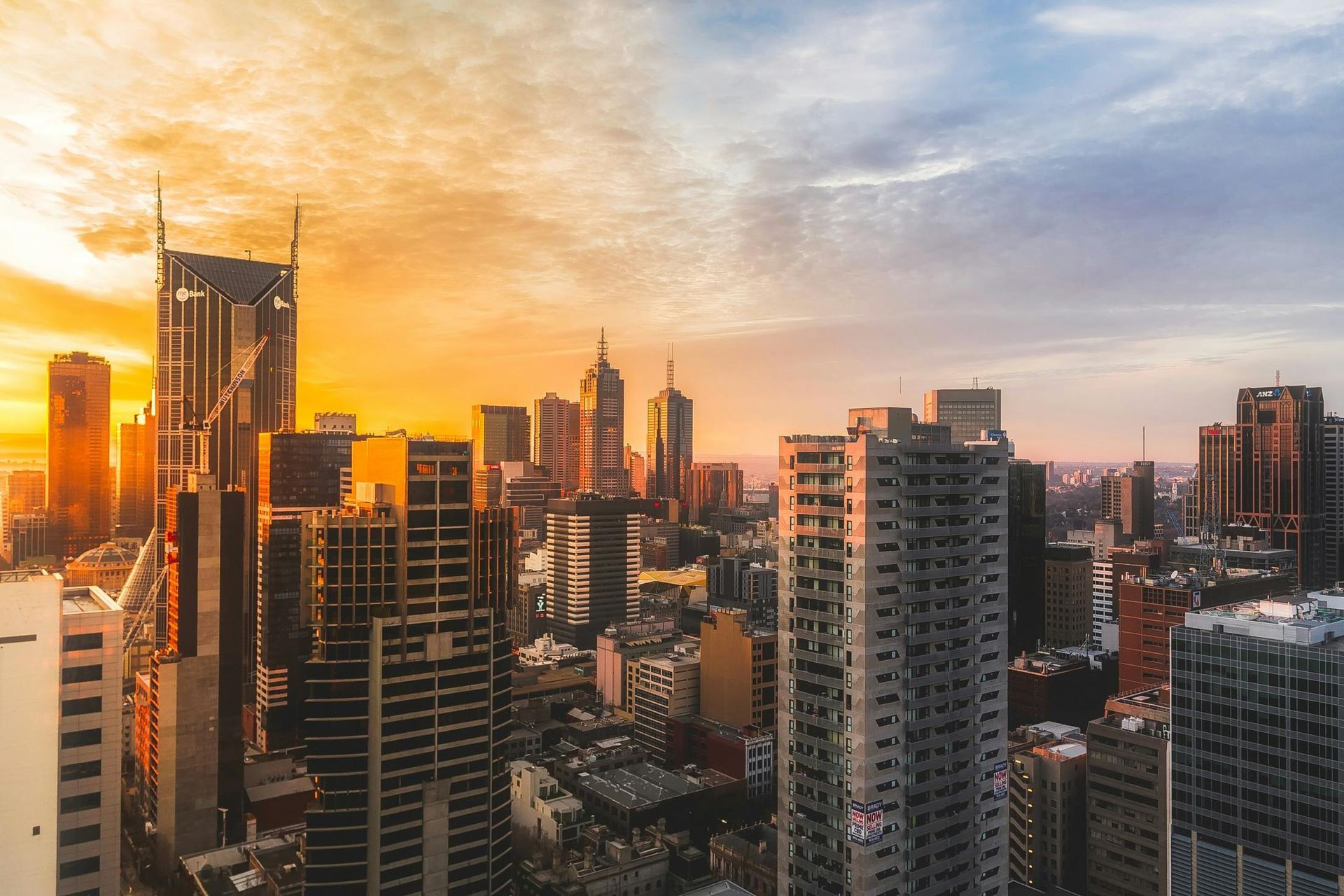 Uma vista aérea do horizonte de uma cidade ao pôr do sol.