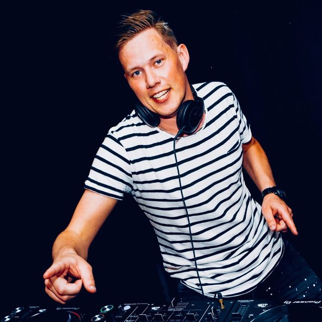 DJ Skip met een koptelefoon en een gestreept shirt speelt muziek