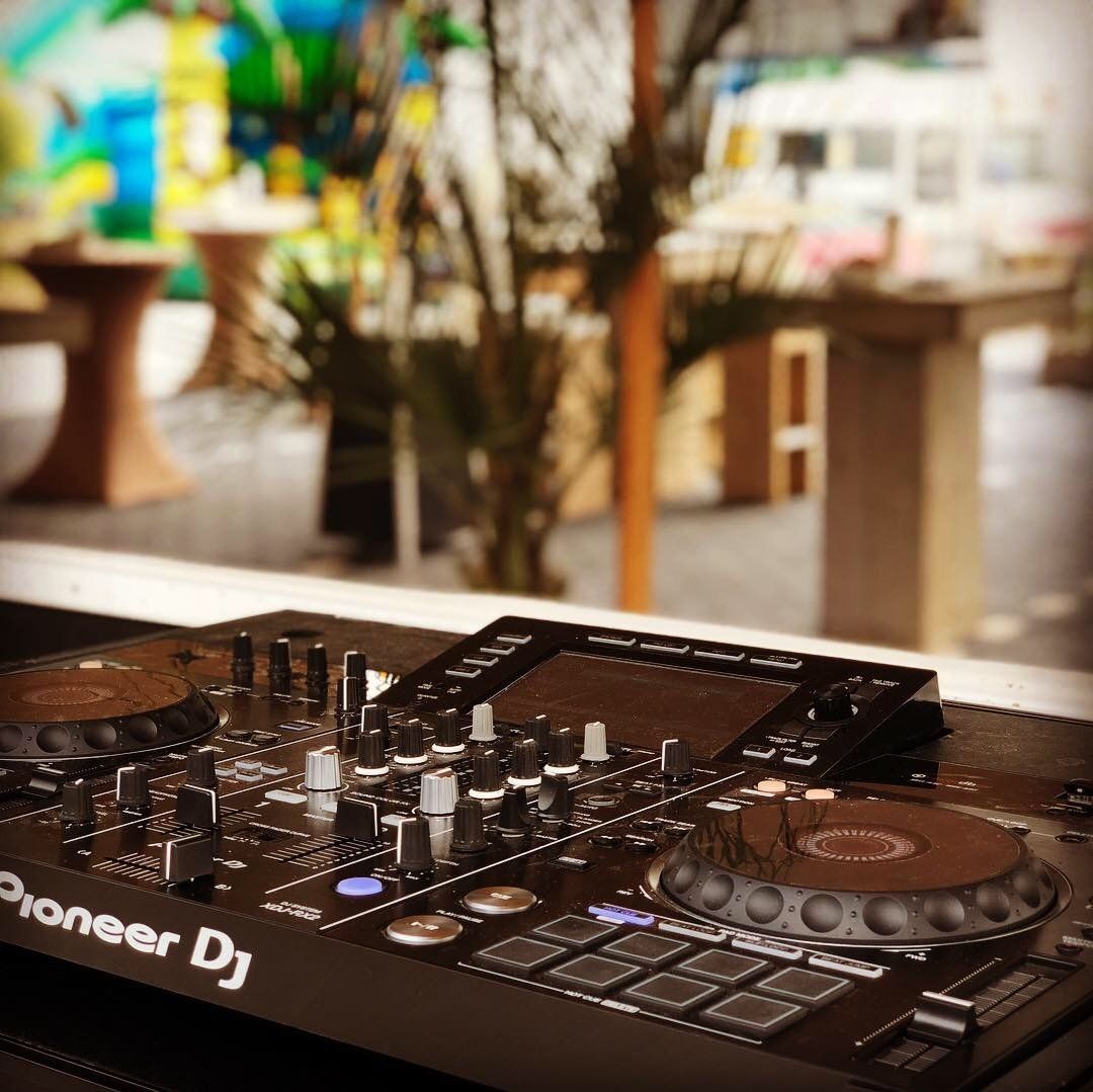 Een pionier dj-mixer staat op een tafel