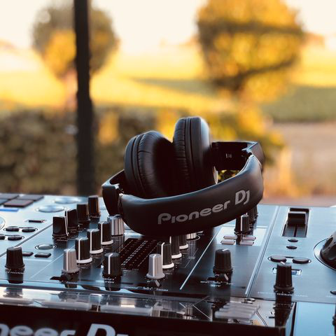 Een Pioneer DJ-koptelefoon bovenop een mixer