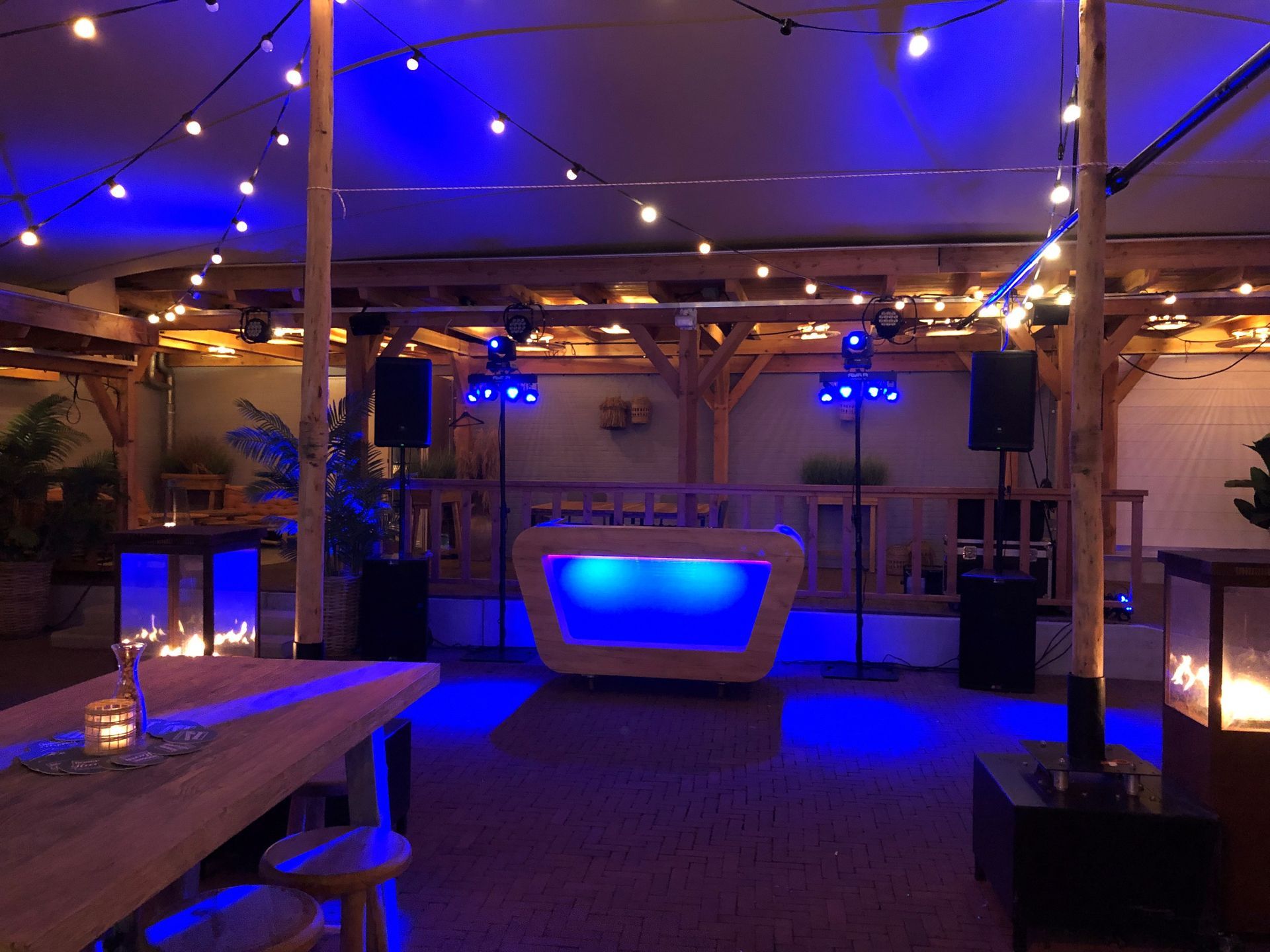 DJ-booth  met blauwe verlichting, Hooghe Heeren Hoogwoud