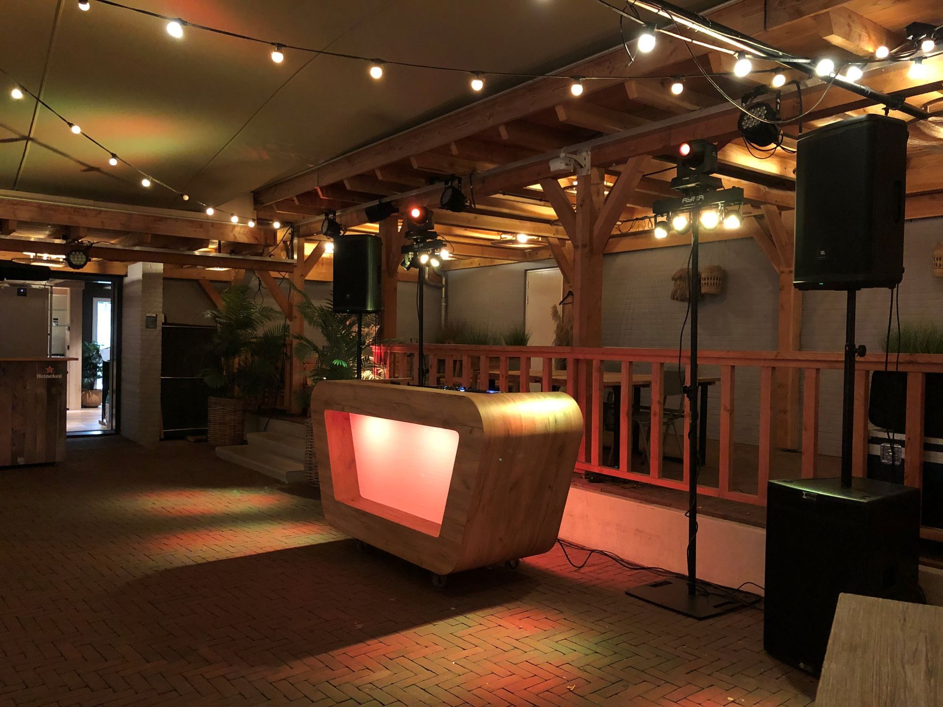 Er staat een dj-booth in het midden van de kamer.