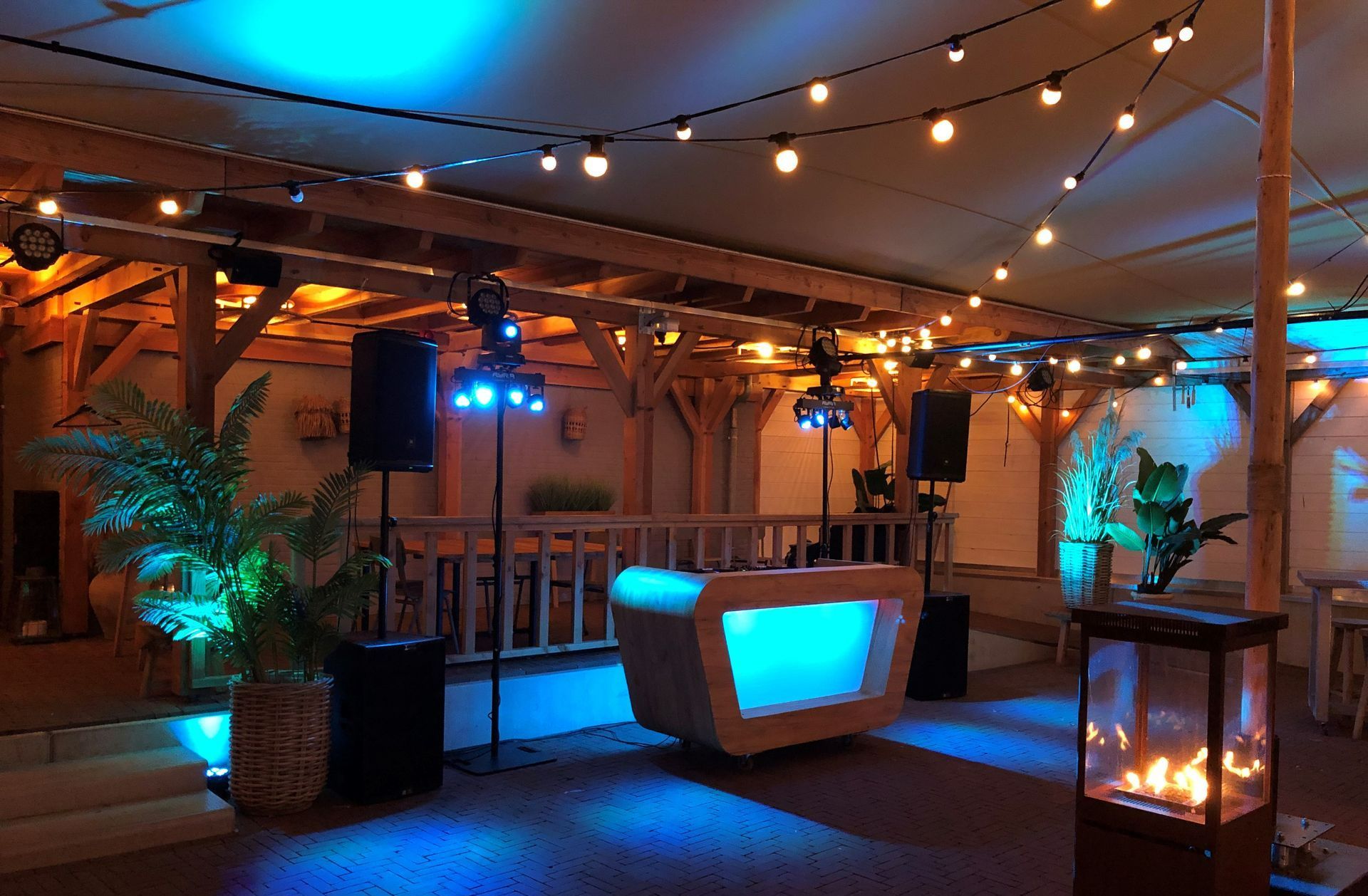 Er staat een dj-tafel in het midden van de kamer.