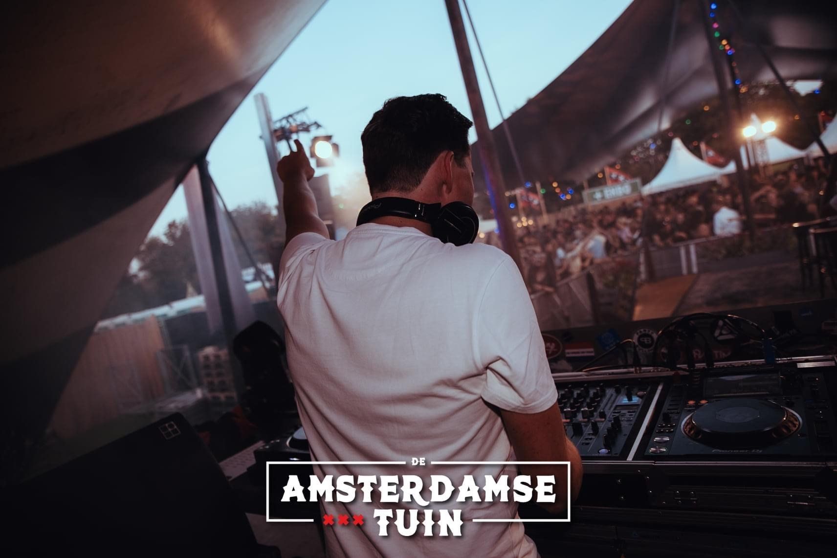 DJ Skip in de amsterdamse tuin