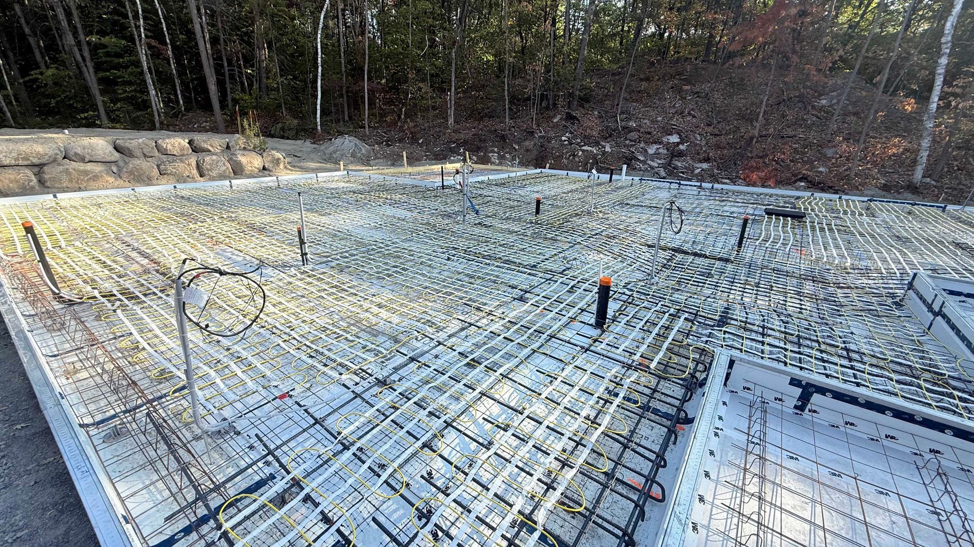 Fondation en béton armé avec treillis d'armature, prête pour le coulage. Chantier, environnement extérieur.
