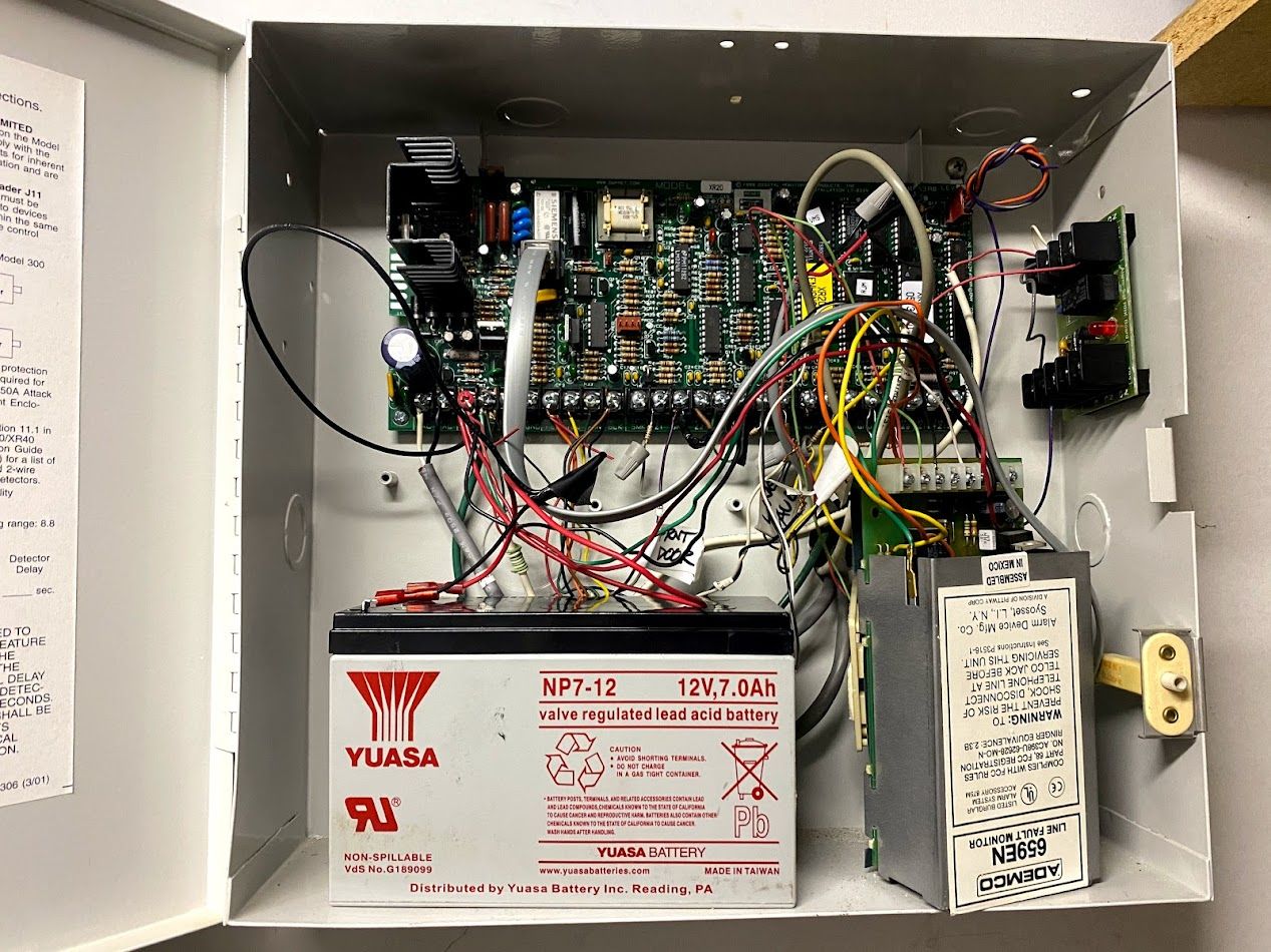 Disorganized wires are a clear sign of inadequate experienced installers.