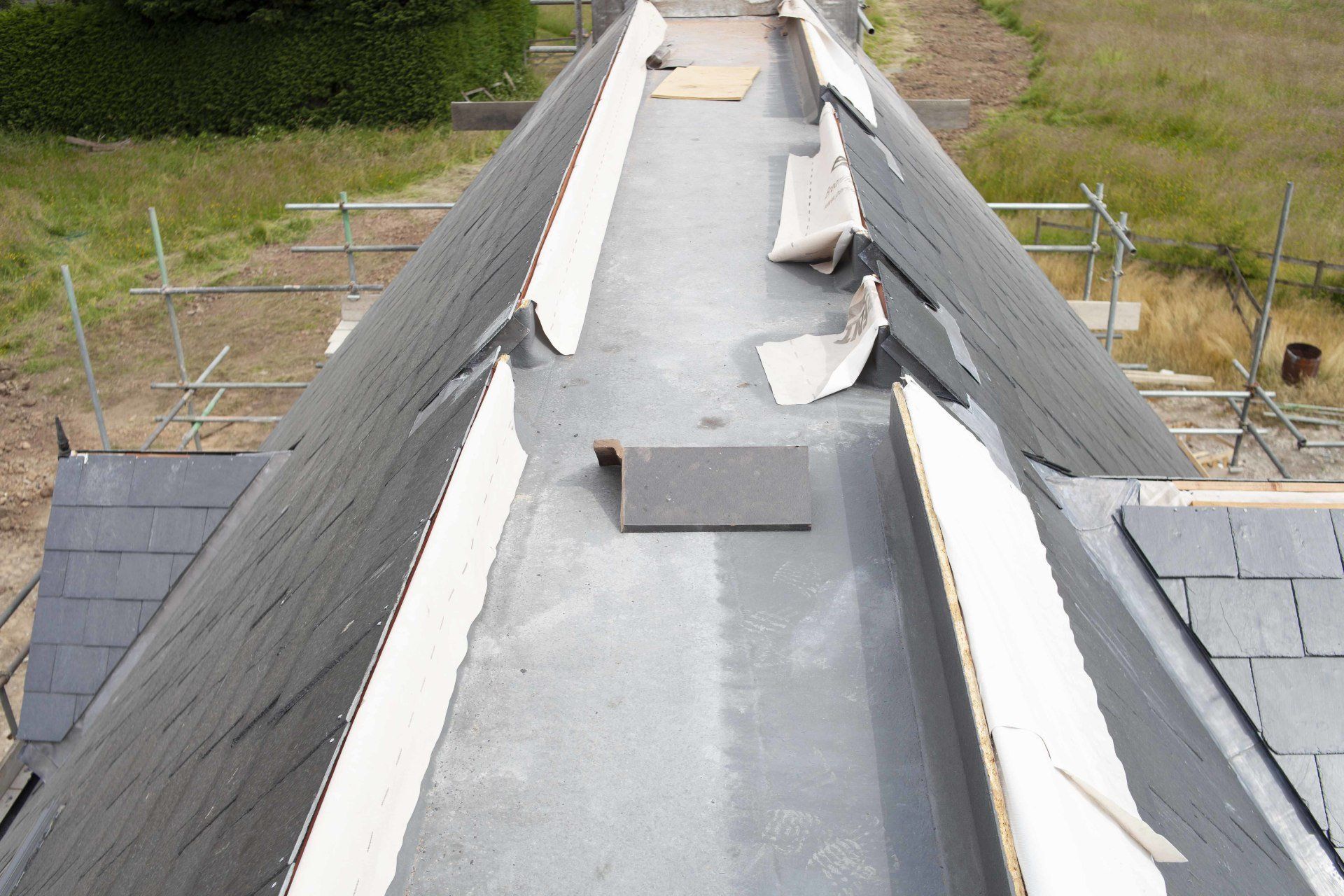An aerial view of a roof that is being built