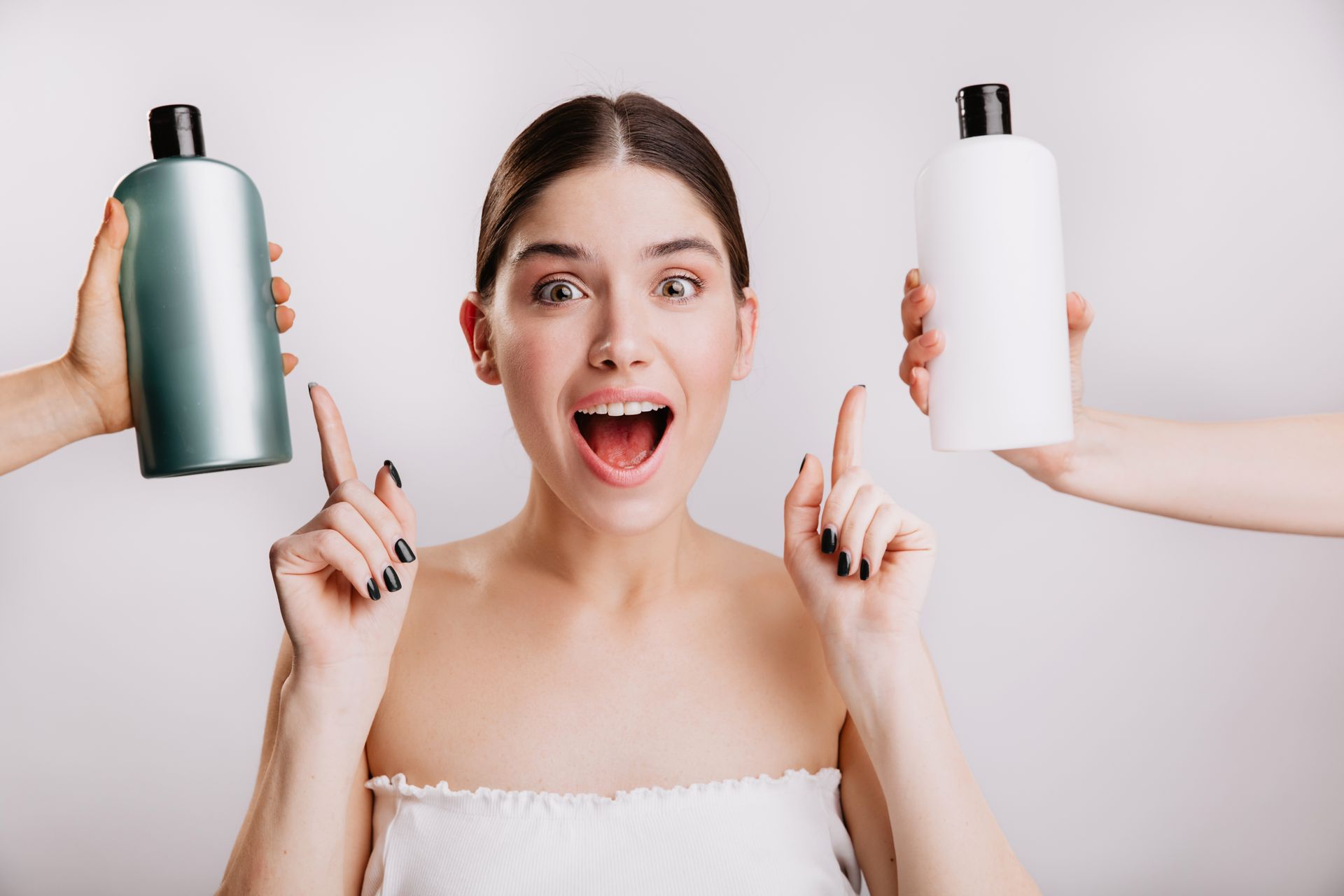 mulher escolhendo shampoo