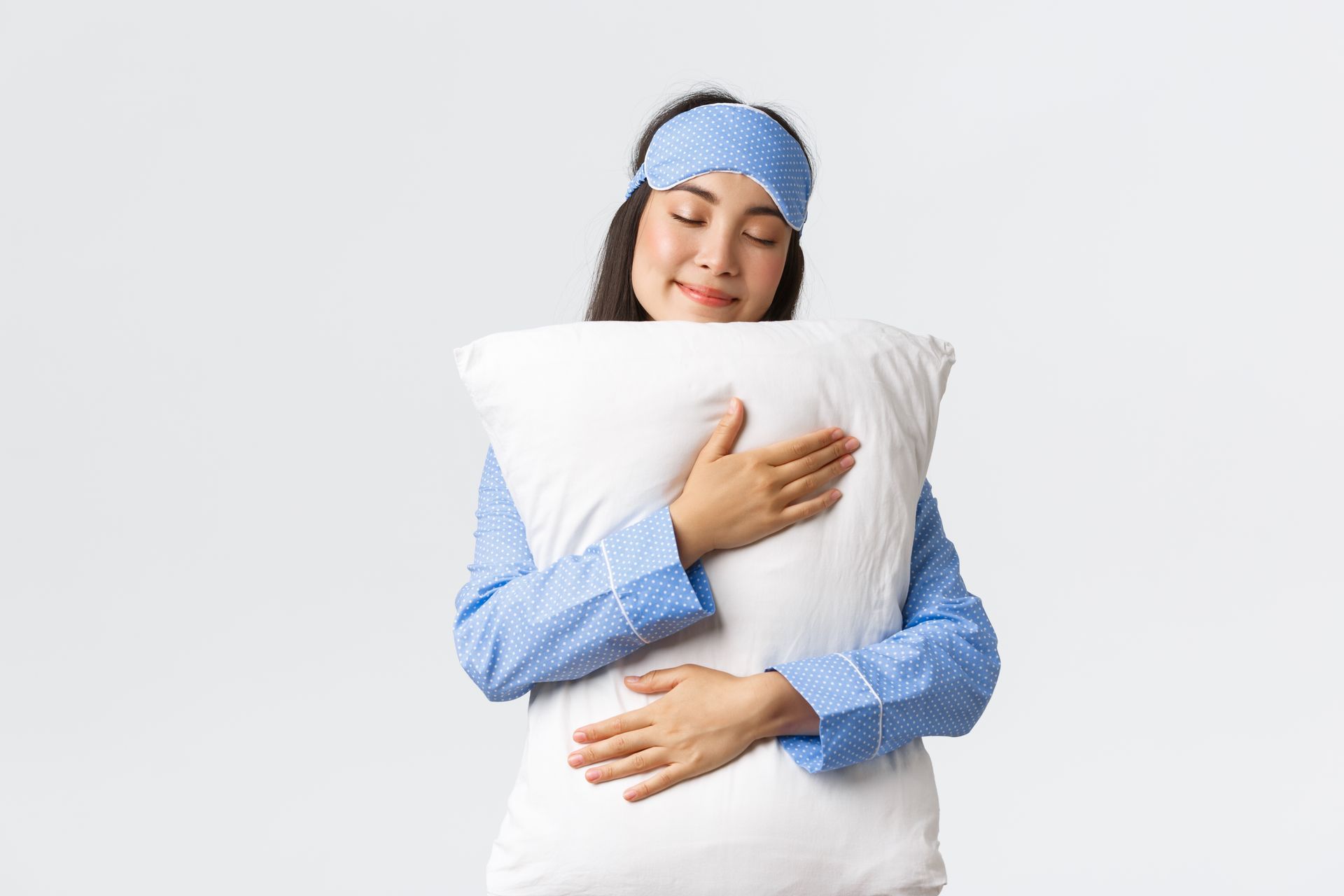 mulher feliz abraçada com travesseiro