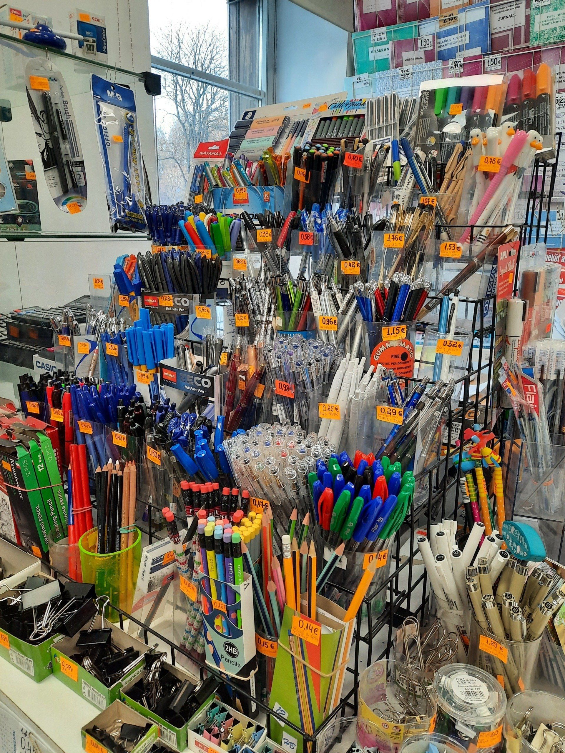 Rakstāmlietas,rakstāmpiederumi, pildspalvas, zīmuļi, dzēšgumijas, baterijas, datora peles, printeri, marķieri, flomāsteri, ūdenskrāsas, guaša krāsas, plastilīns