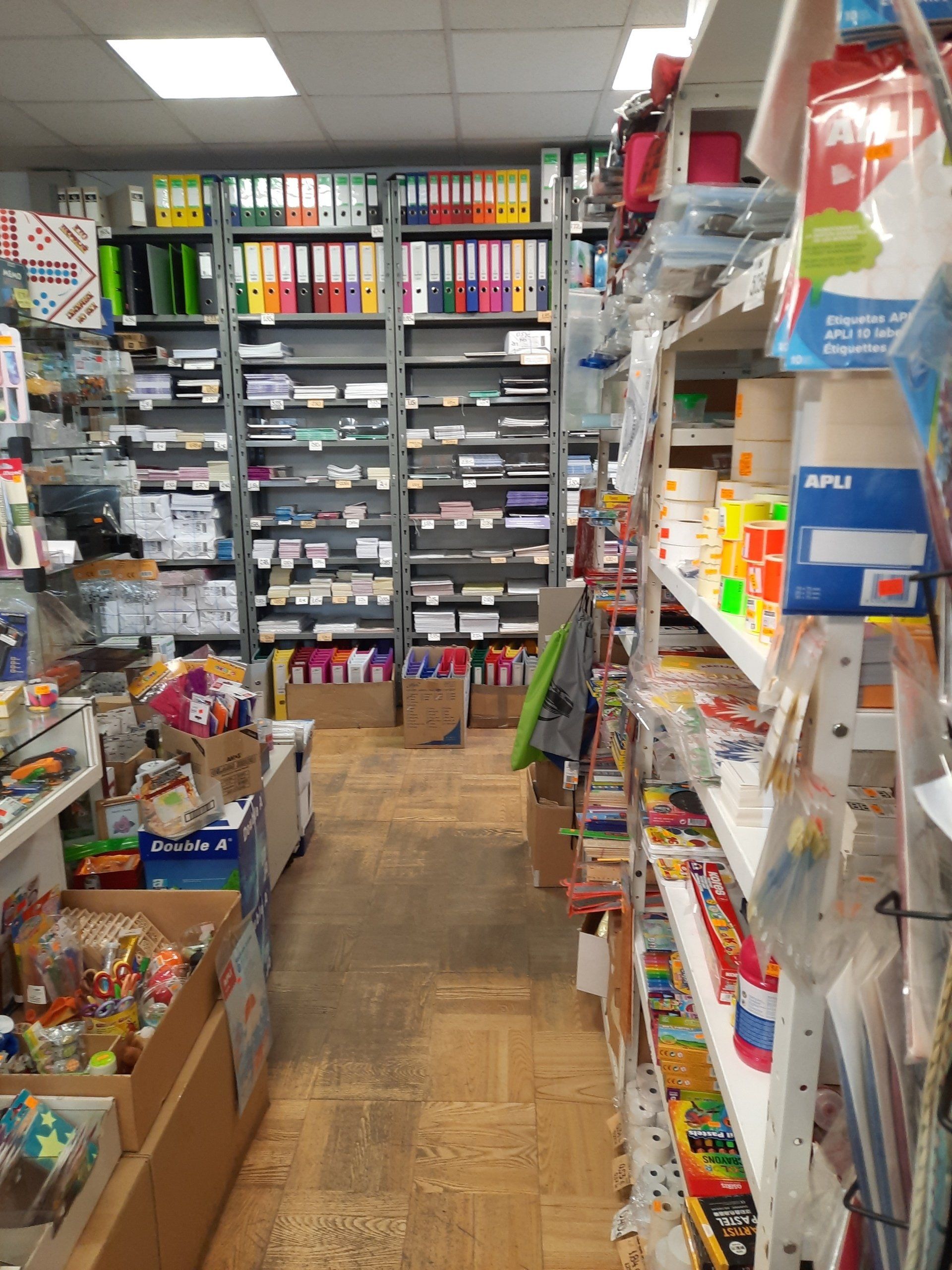 pildspalvas, zīmuļi, dzēšgumijas, baterijas, datora peles, printeri, marķieri, flomasteri, ūdenskrāsas, guaša krāsas, plastilīns, skolas somas, uzlīmes, dāvanas, sveces, dāvanu maisiņi, biroja preces