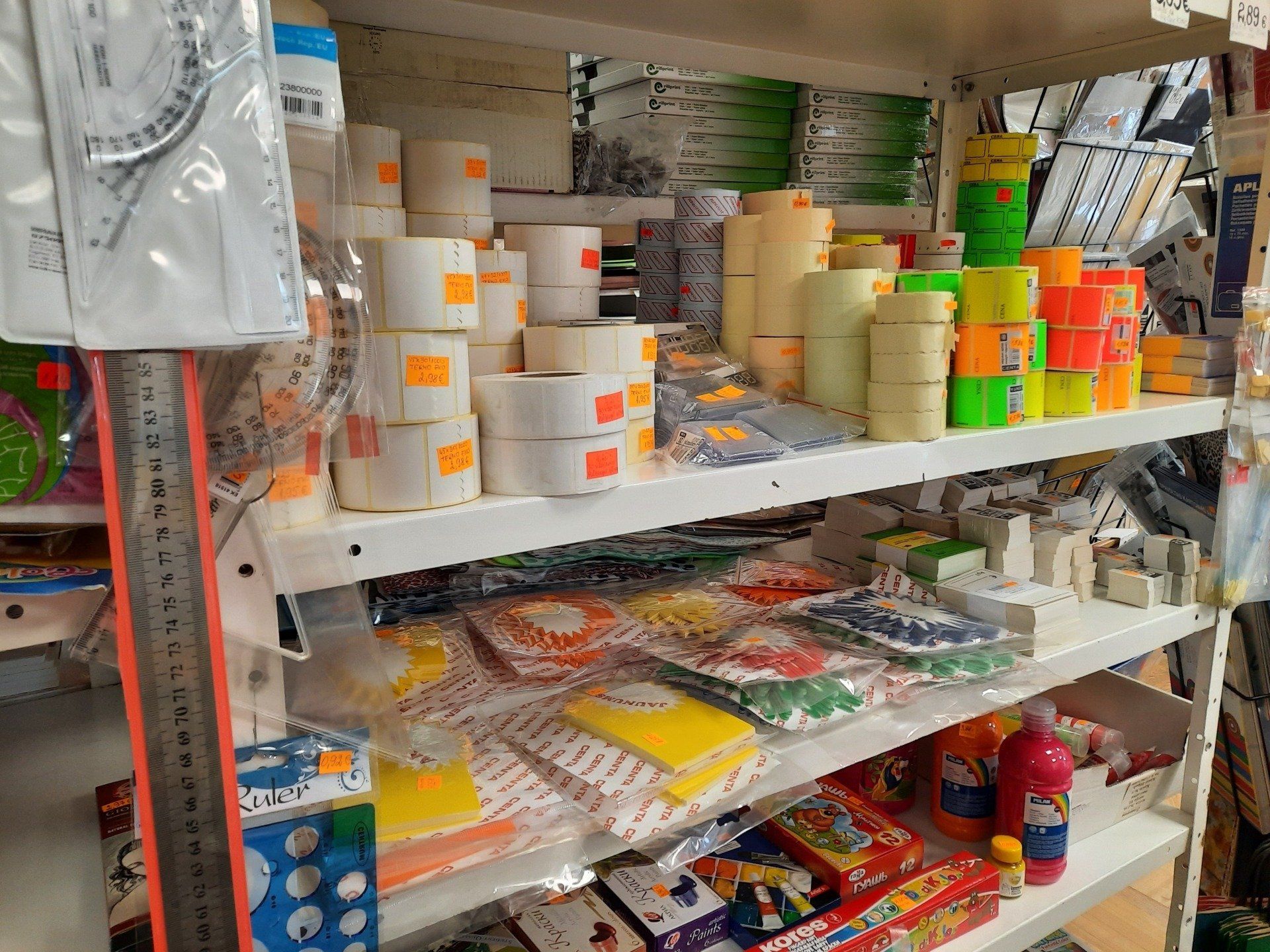 Tirdzniecības piederumi, plānotāji, kalendāri. Cenrāži. Dizaina papīrs, materiāli rokdarbiem