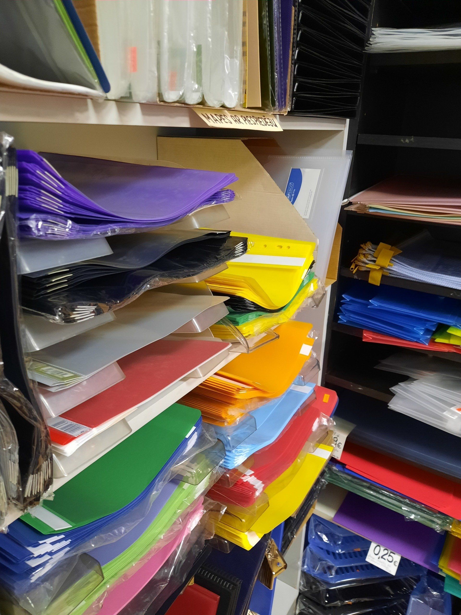 Dokumentu uzglabāšana un arhivēšana, rokdarbu materiāli, plānotājs, dienasgrāmatas plānotāji, darba drošības zīmes