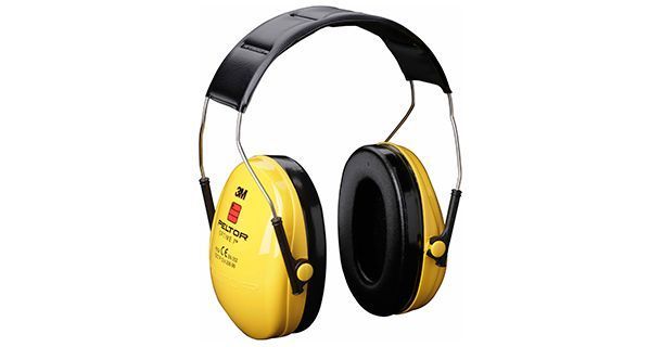 Orejeras amarillas y negras con diadema negra, probablemente para protección auditiva.