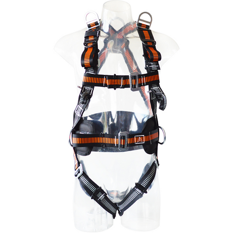 Arnés de seguridad sobre un maniquí transparente, correas negras y naranjas, con hebillas y puntos de sujeción.