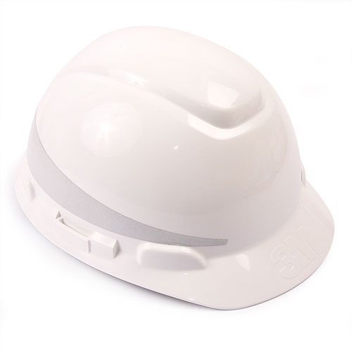 Casco blanco de seguridad con una franja reflectante gris, probablemente para trabajos de construcción.