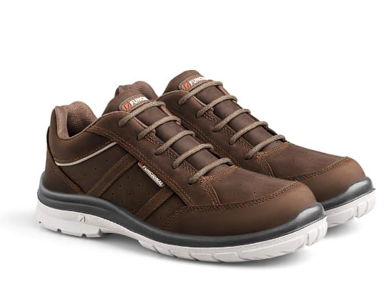 Zapatos de trabajo de piel marrón con suela y cordones blancos.