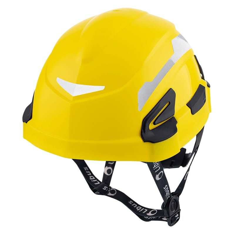 Casco de seguridad de color amarillo con bandas reflectantes y correa para la barbilla.