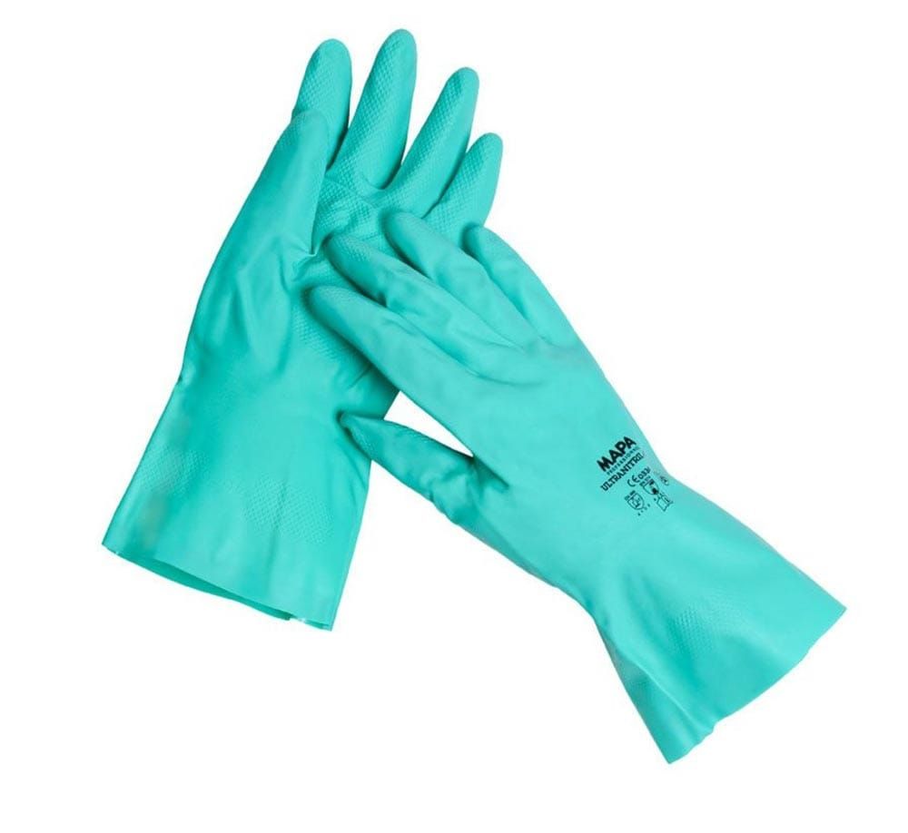 Par de guantes de goma de color verde azulado sobre fondo blanco, diseñados para protección.