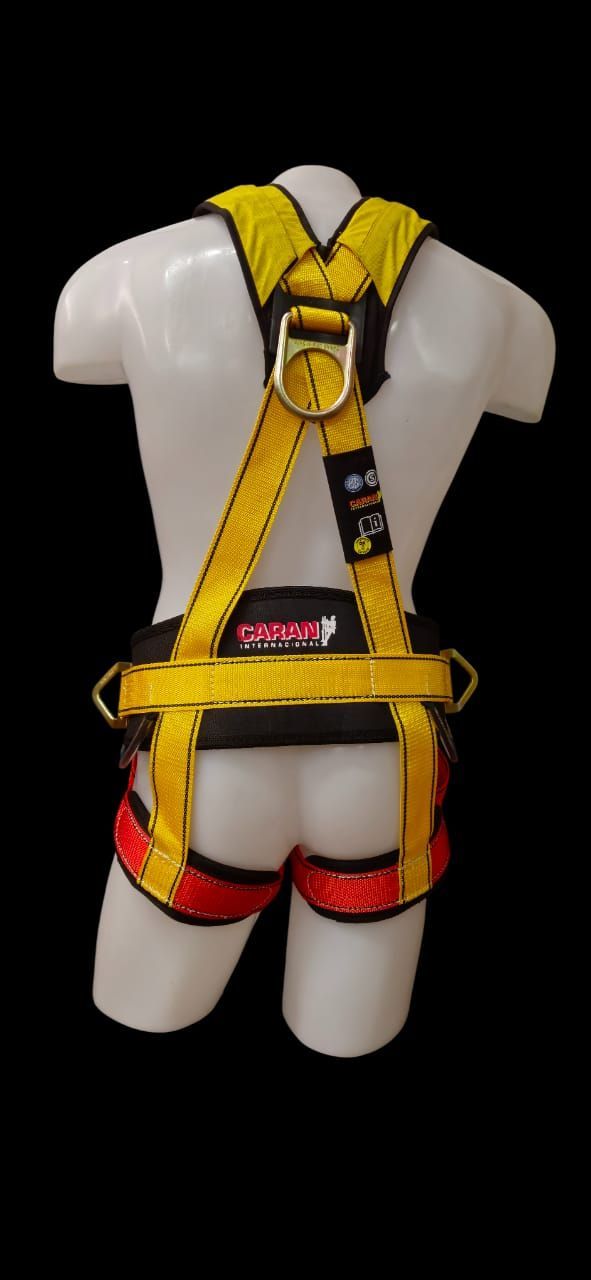 Arnés de seguridad en maniquí, correas amarillas y negras, perneras rojas.
