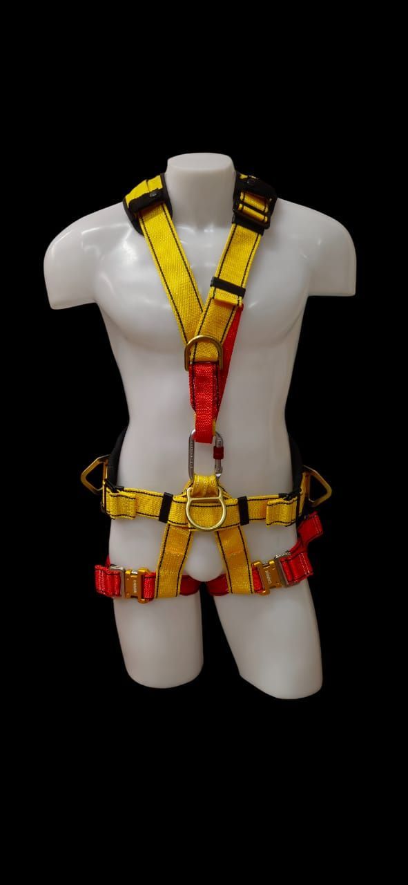 Arnés de seguridad amarillo y rojo exhibido en un maniquí sobre un fondo negro.