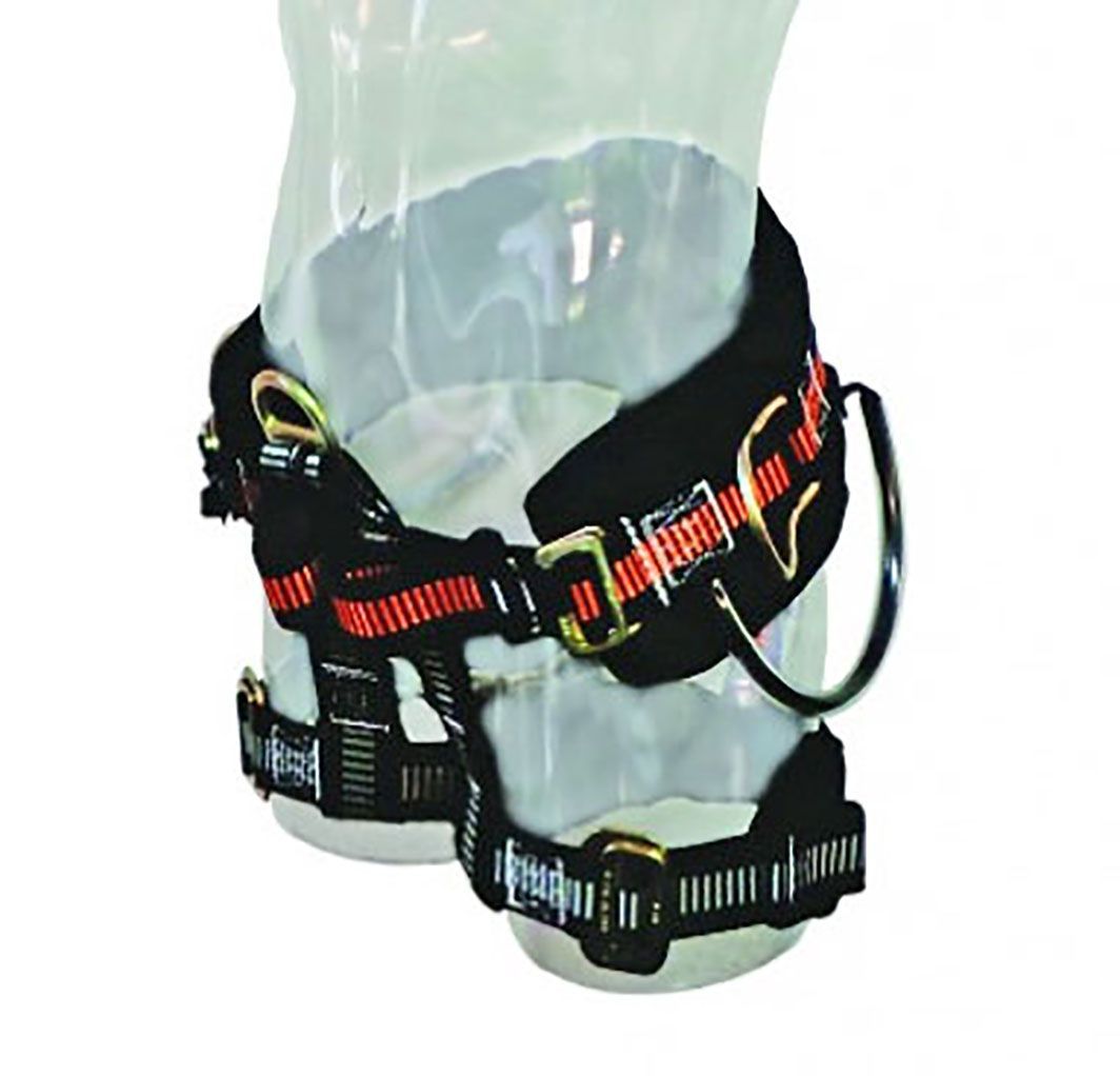 Arnés de seguridad negro y naranja sobre un maniquí de torso blanco, con hebillas metálicas y una gran anilla en forma de D.
