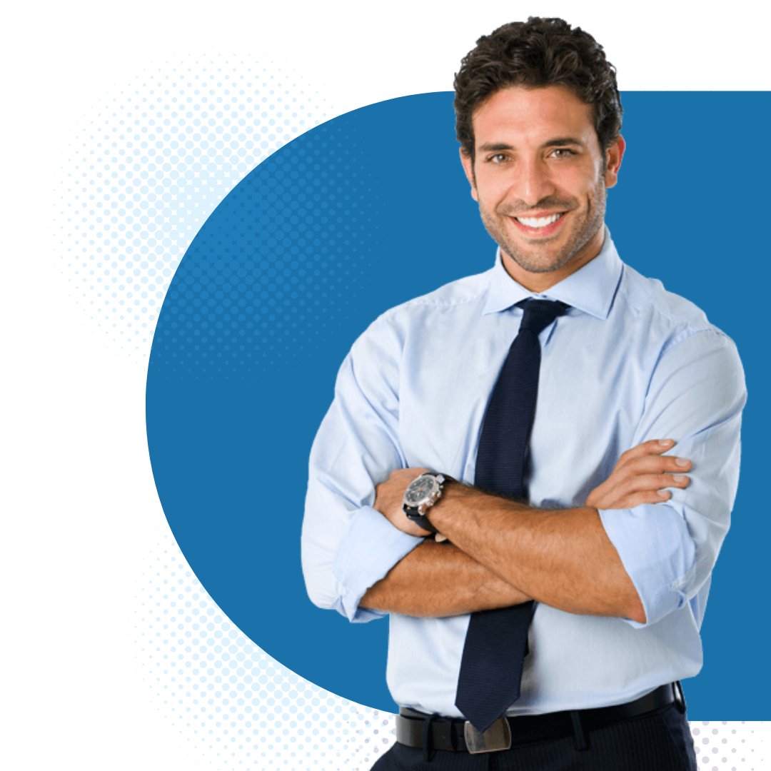 Hombre con los brazos cruzados, sonriente, vistiendo una camisa azul claro y corbata, delante de un fondo azul.