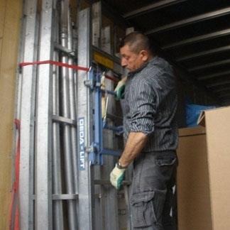 operaio durante trasloco