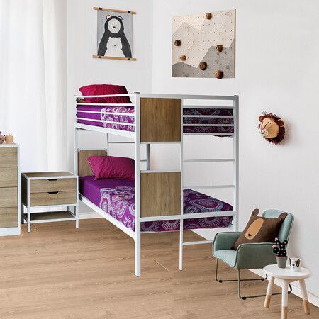 Un dormitorio con una litera y una silla