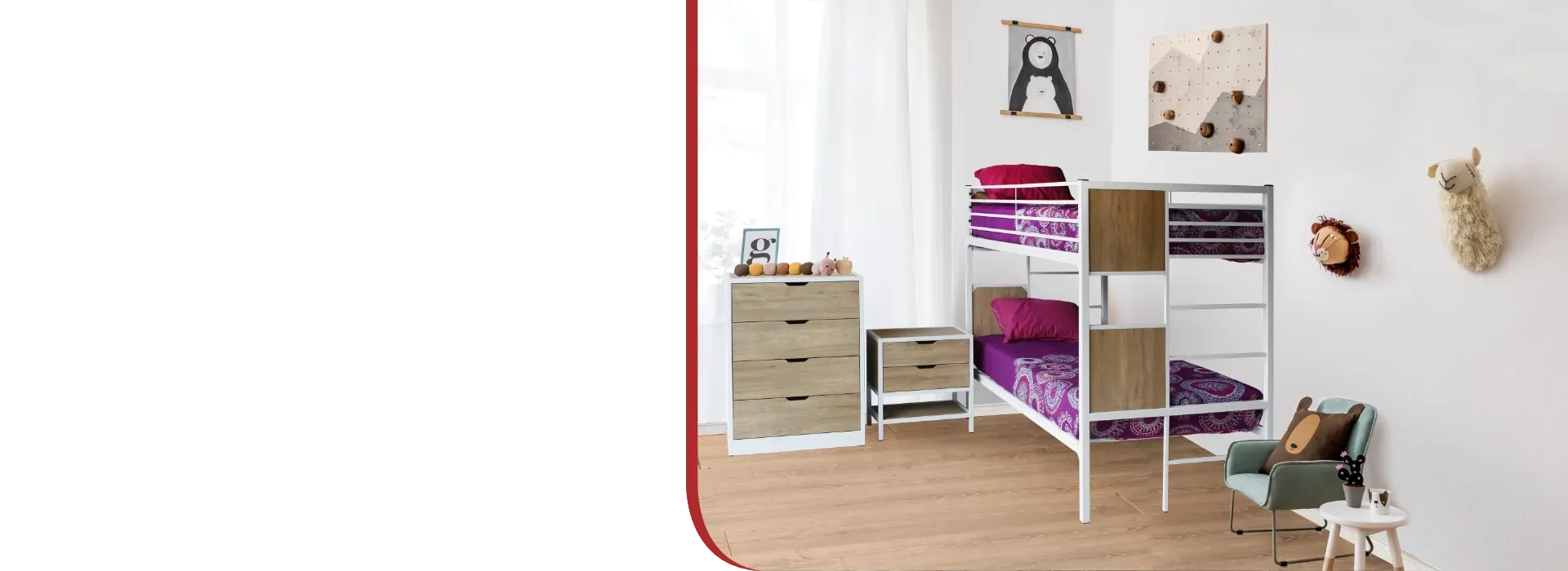 Hay un casillero al lado de un escritorio en una habitación.