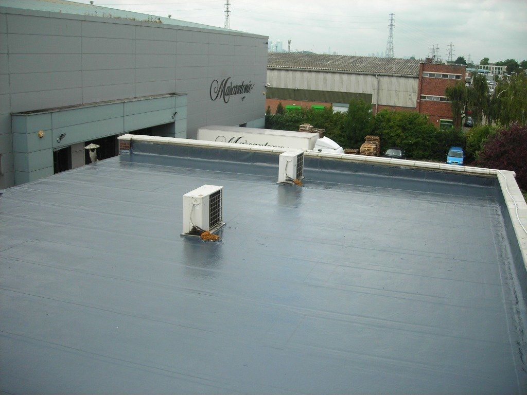 A large building with a roof that has a lot of air conditioners on it