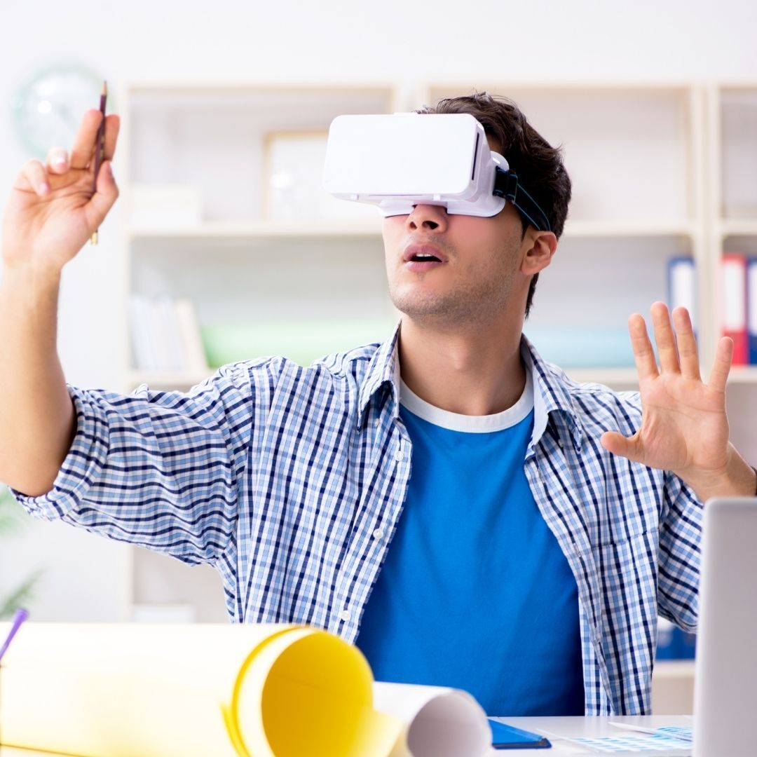 Homem usando óculos de realidade virtual