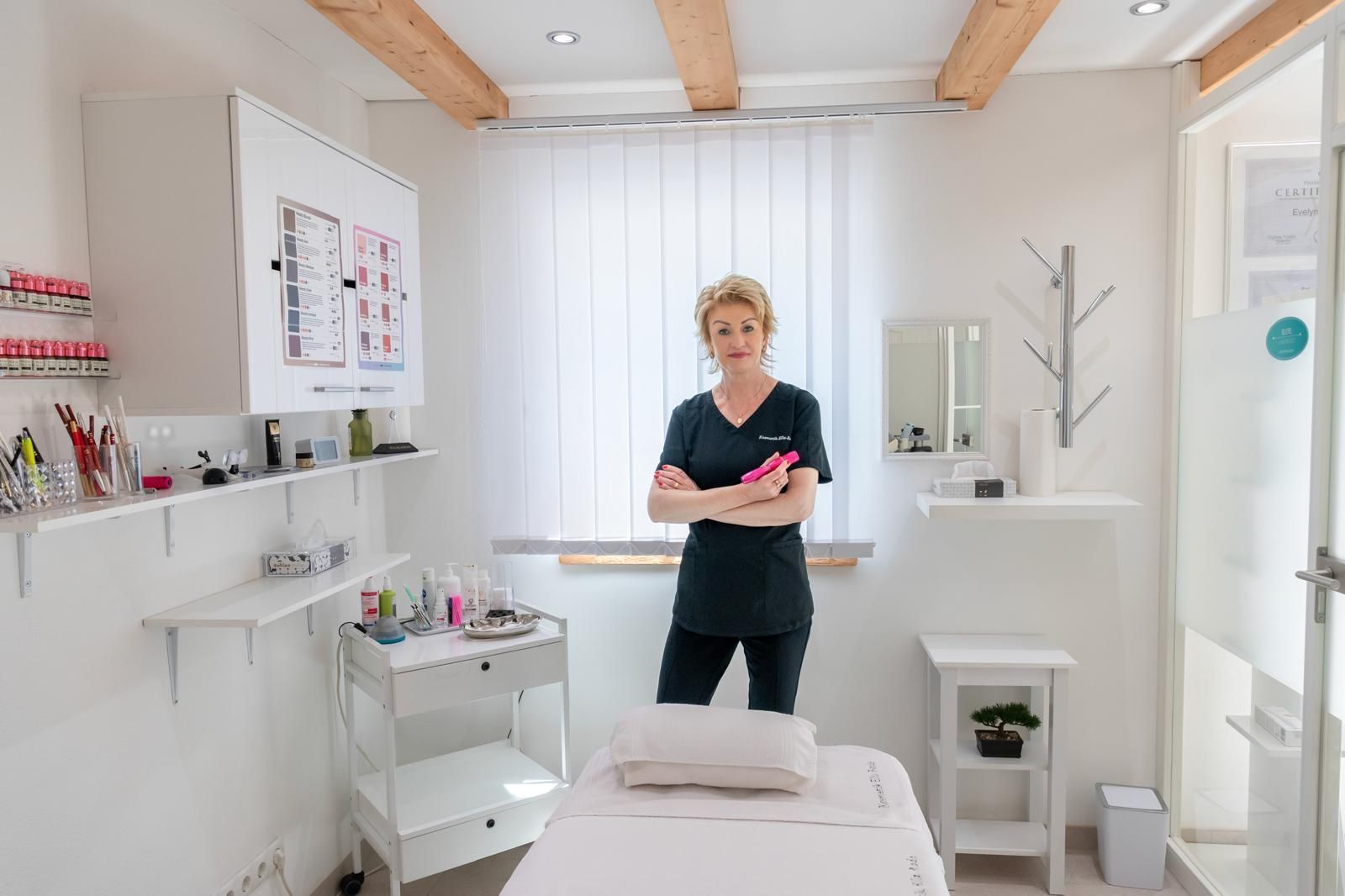 Eine Frau liegt auf einem Bett und betrachtet sich im Spiegel.