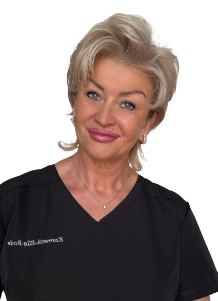 Eine Frau trägt ein weißes Hemd mit dem Wort Kosmetik darauf