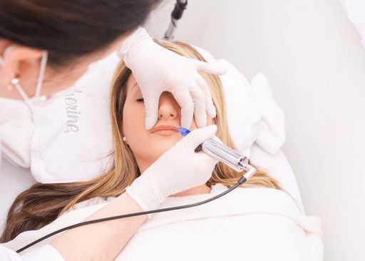 Eine Frau bekommt eine Botox-Behandlung an den Lippen