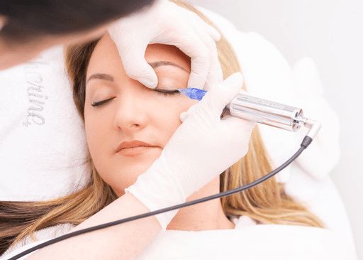 Eine Frau lässt sich ein Eyeliner-Tattoo aufs Auge tätowieren.