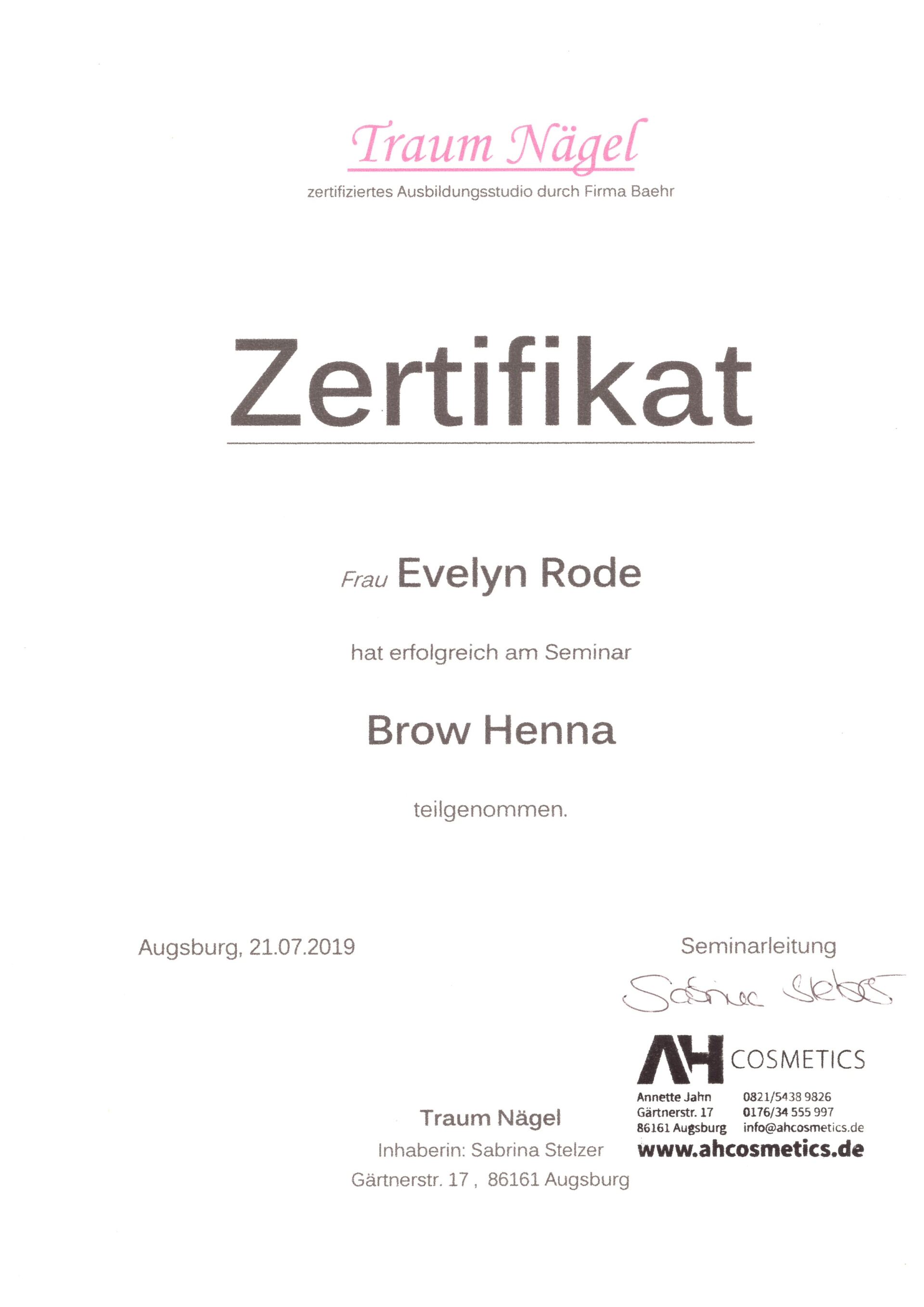 Ein Zertifikat für einen Brauen-Henna-Kurs liegt auf weißem Hintergrund.