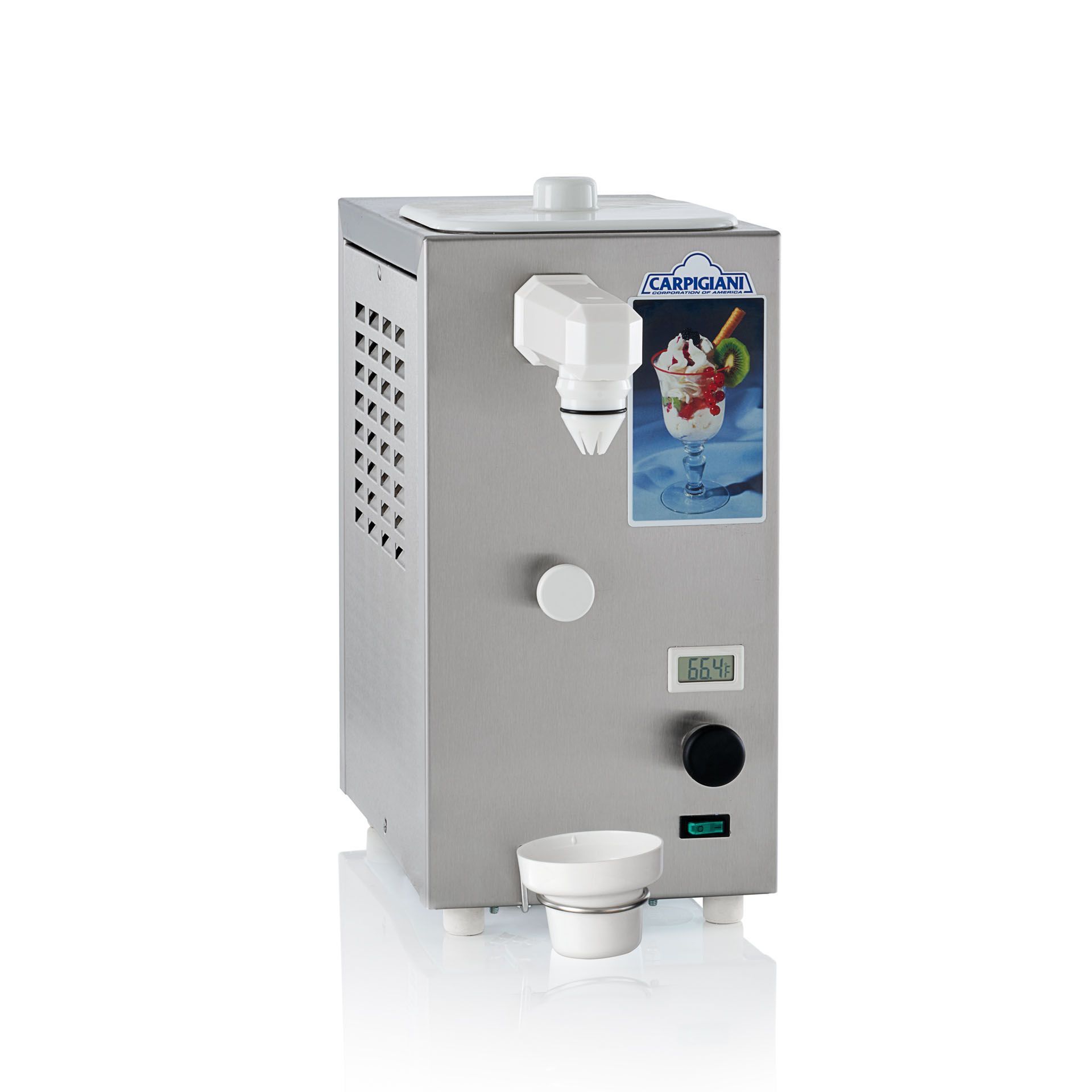 Un distributeur de crème fouettée commercial argenté avec affichage numérique, buse et bac récupérateur de gouttes sur fond blanc.