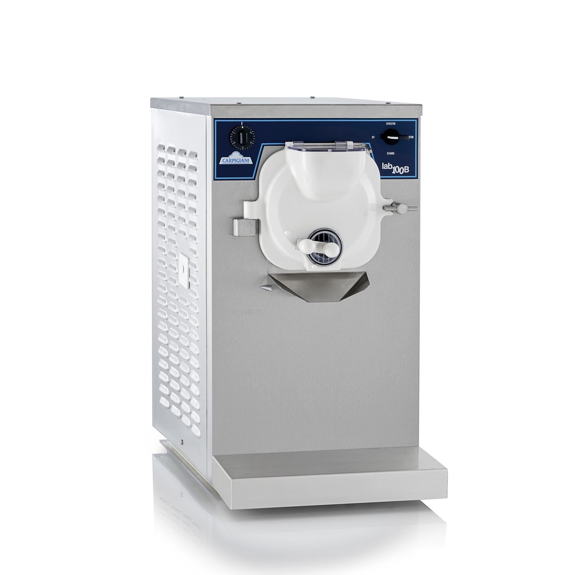 Un congélateur de comptoir professionnel pour la fabrication de crèmes glacées, en acier inoxydable argenté avec des composants de distribution blancs.