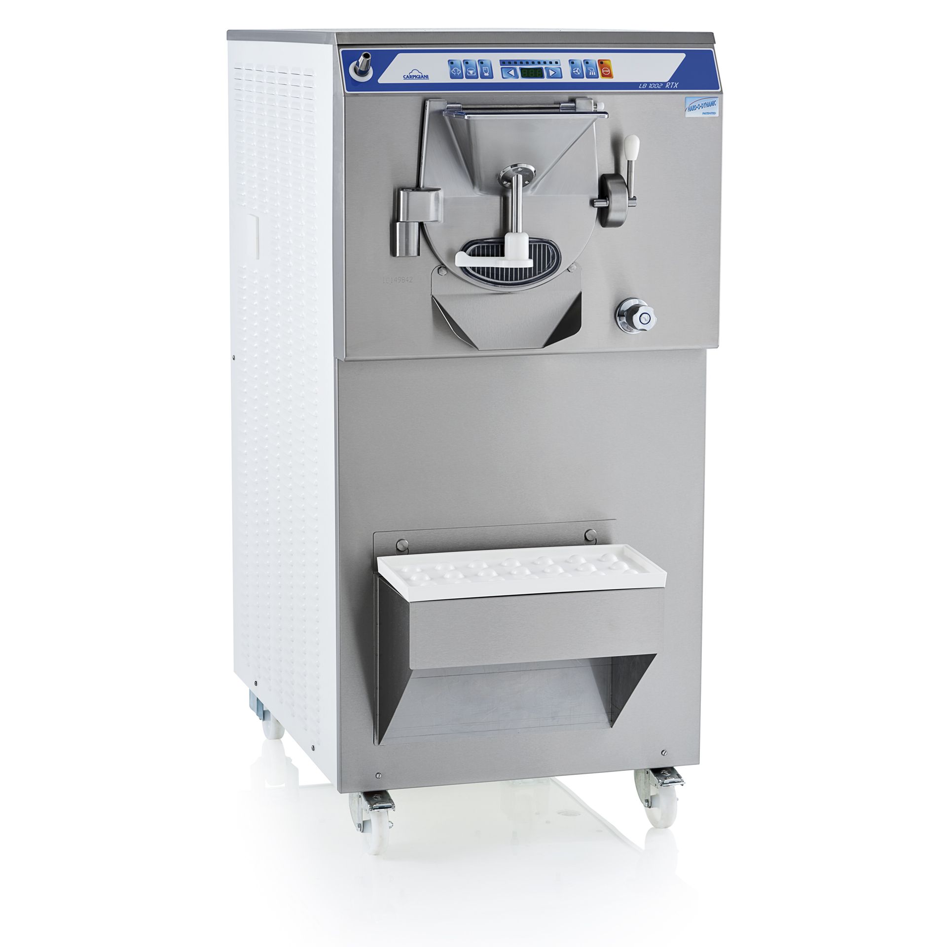 Un congélateur commercial en acier inoxydable à chargement par lots, équipé d'un panneau de commande numérique, d'une étagère de service et de roulettes.