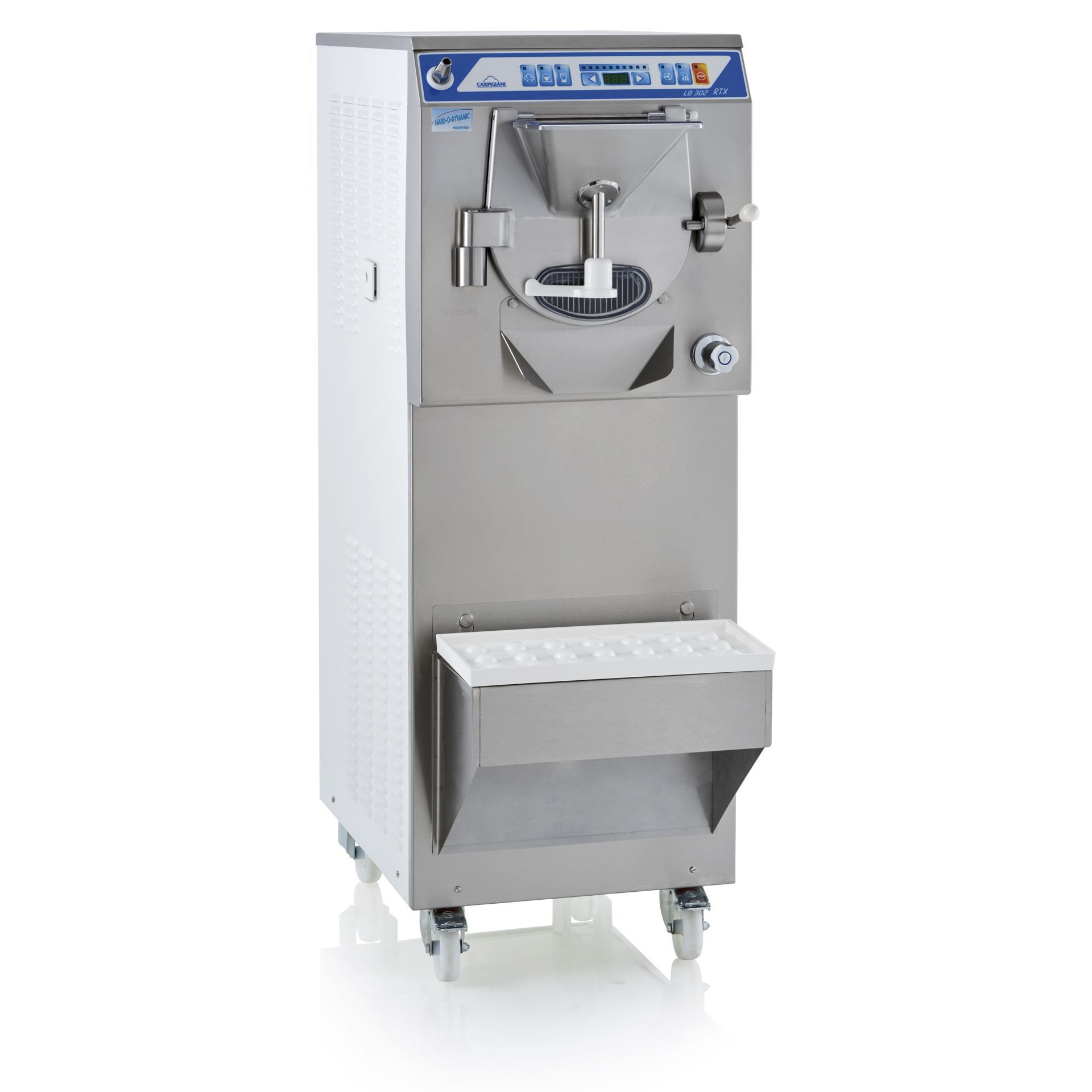 Une sorbetière commerciale en acier inoxydable pour la fabrication de glaces ou de gelatos, avec panneau de commande numérique, montée sur quatre roues.